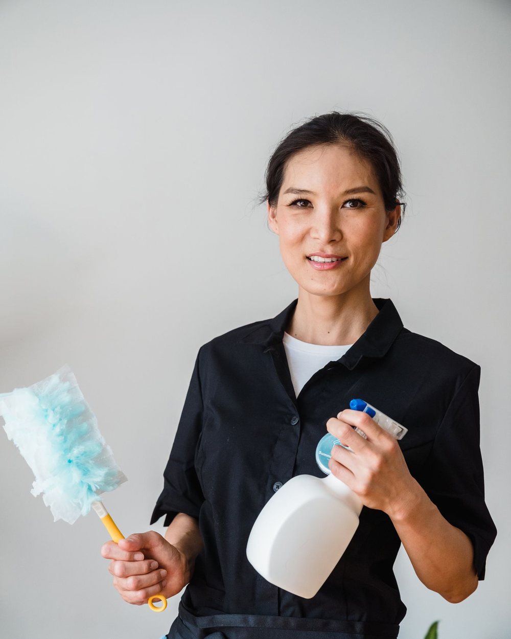 Professionele medewerker van T&S Team tijdens de schoonmaak